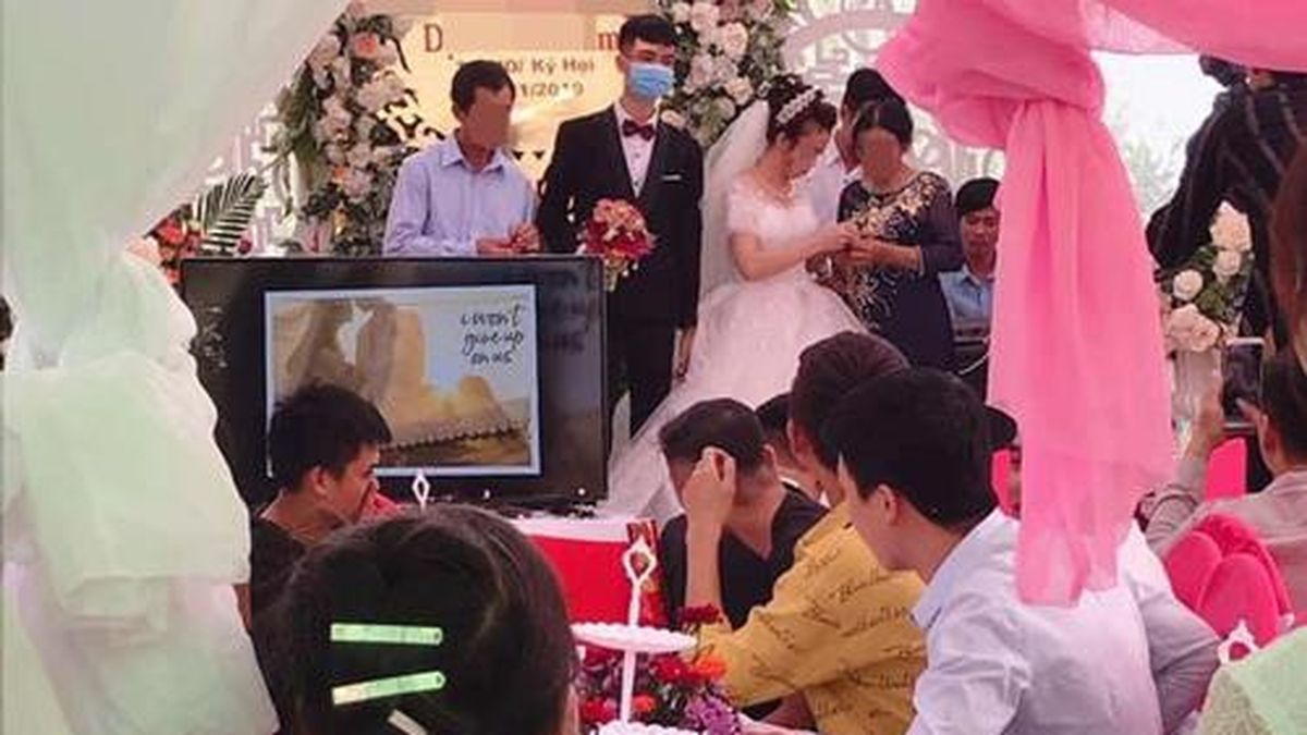 Lên làm lễ cưới nhưng chú rể vẫn nhất quyết... không tháo khẩu trang ...