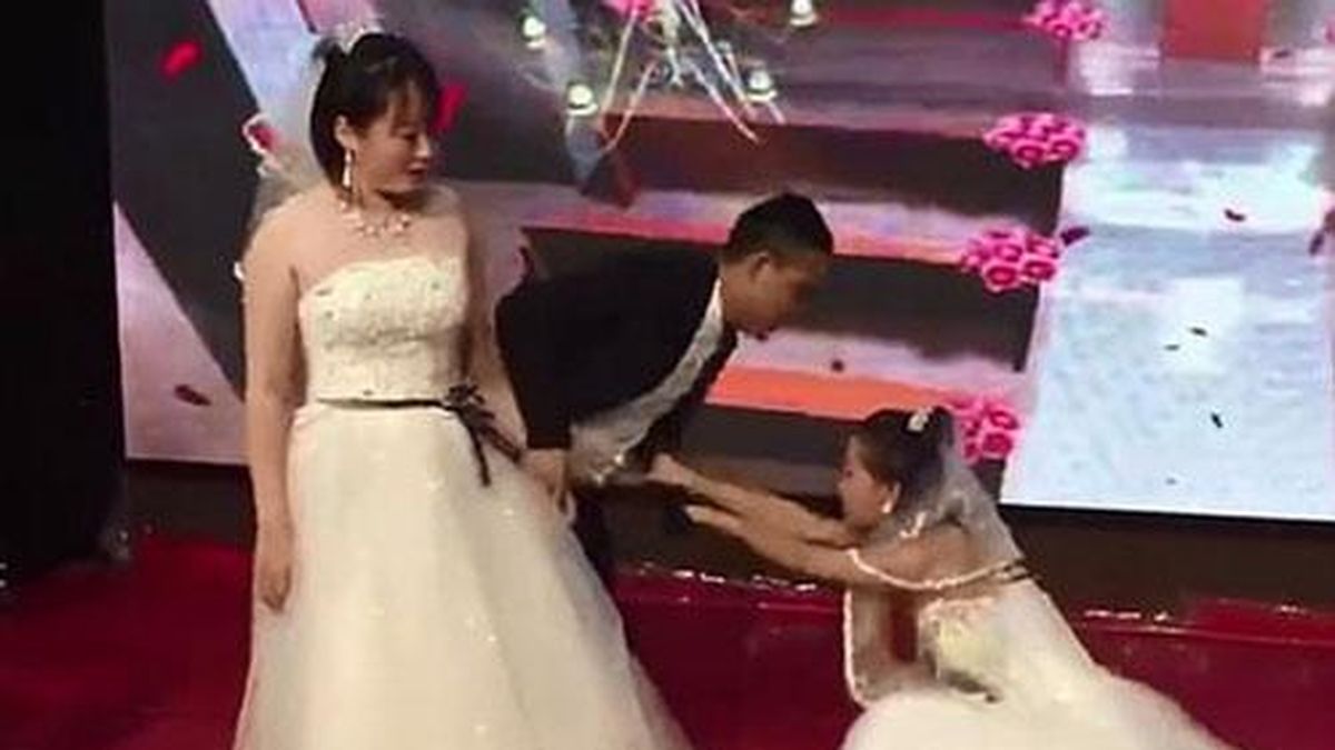 Người yêu cũ của chú rể bất ngờ mặc váy cưới đến hôn lễ nhưng hành xử ...