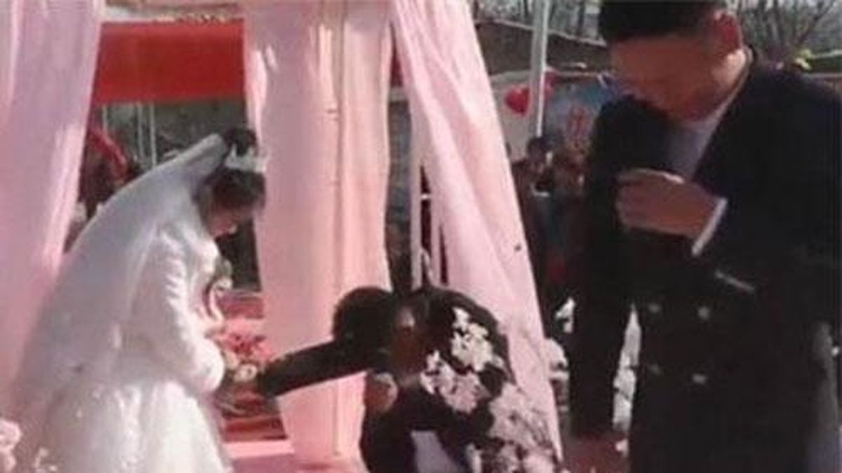 Đang cầu hôn, chú rể bất ngờ có hành động lạ khiến cô dâu 'tái mặt ...