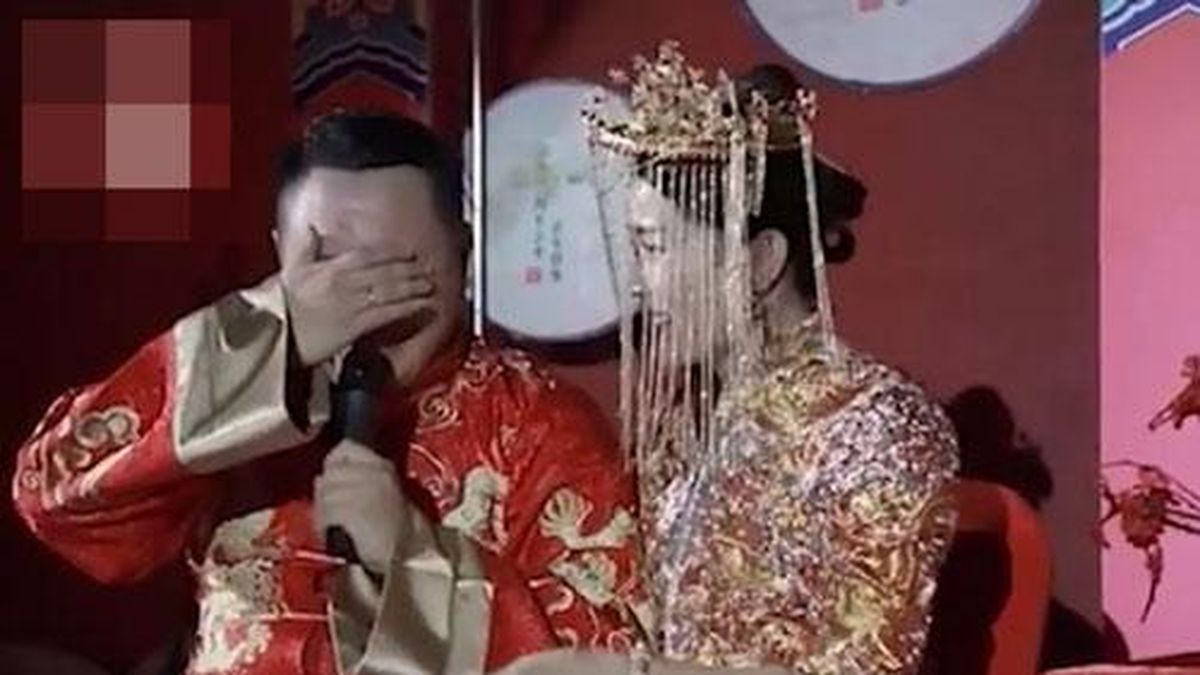 Chú rể bất ngờ bật khóc nức nở khi ngồi cạnh cô dâu, nguyên nhân càng ...