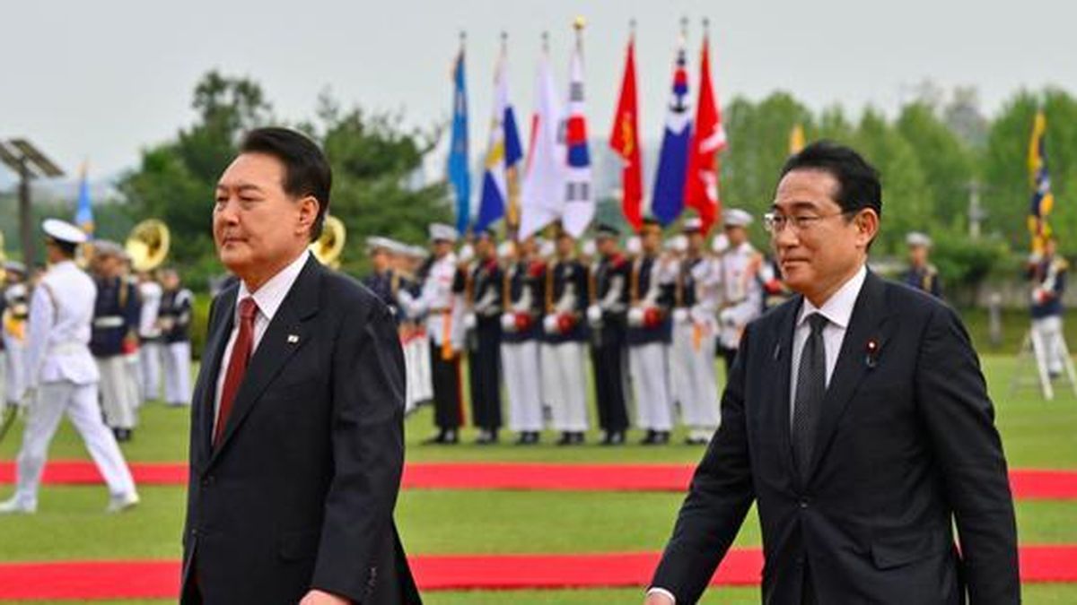 Thăm Hàn Quốc, Thủ tướng Nhật nói 'trái tim đau nhói' - Báo Tiền Phong