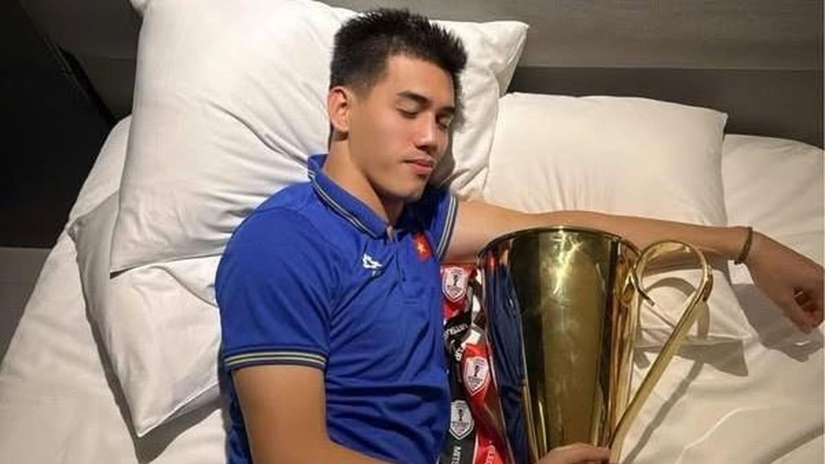 Trend chụp ảnh mới của các cầu thủ Việt Nam sau khi vô địch ASEAN Cup ...