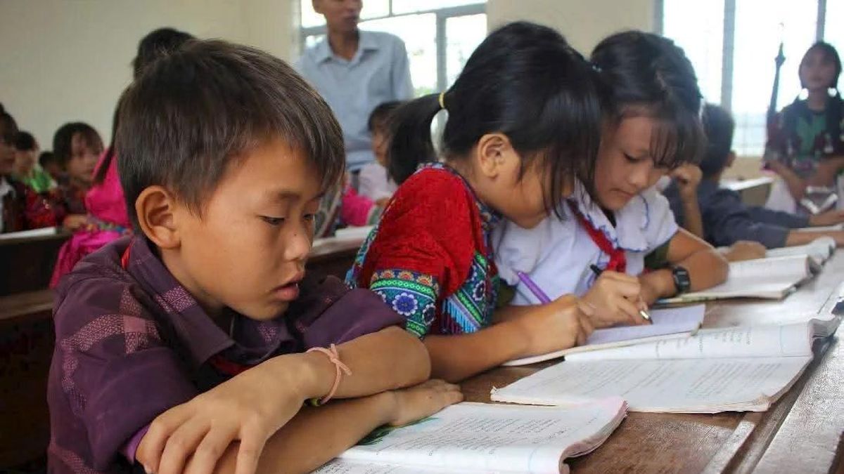 Thống nhất một bộ sách giáo khoa giảm gánh nặng cho học sinh vùng khó - Báo Giáo Dục & Thời Đại