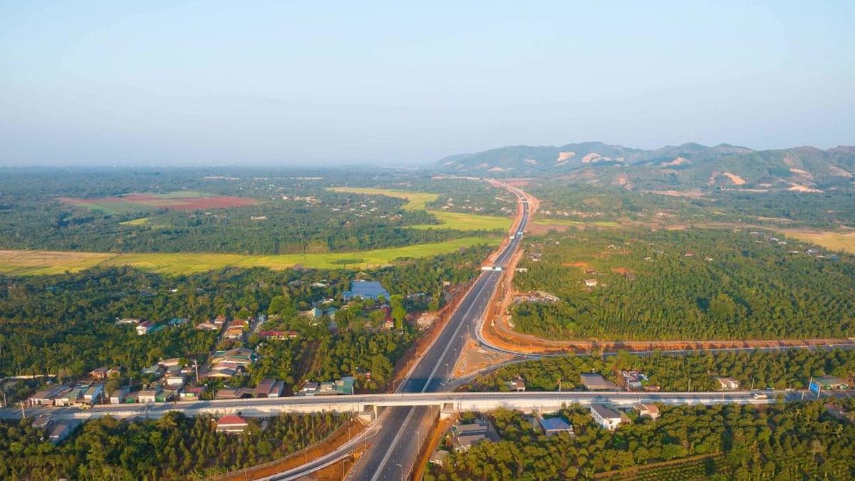 Thông xe, đưa vào khai thác 20 km cao tốc Khánh Hòa-Buôn Ma Thuột - Báo VietnamPlus