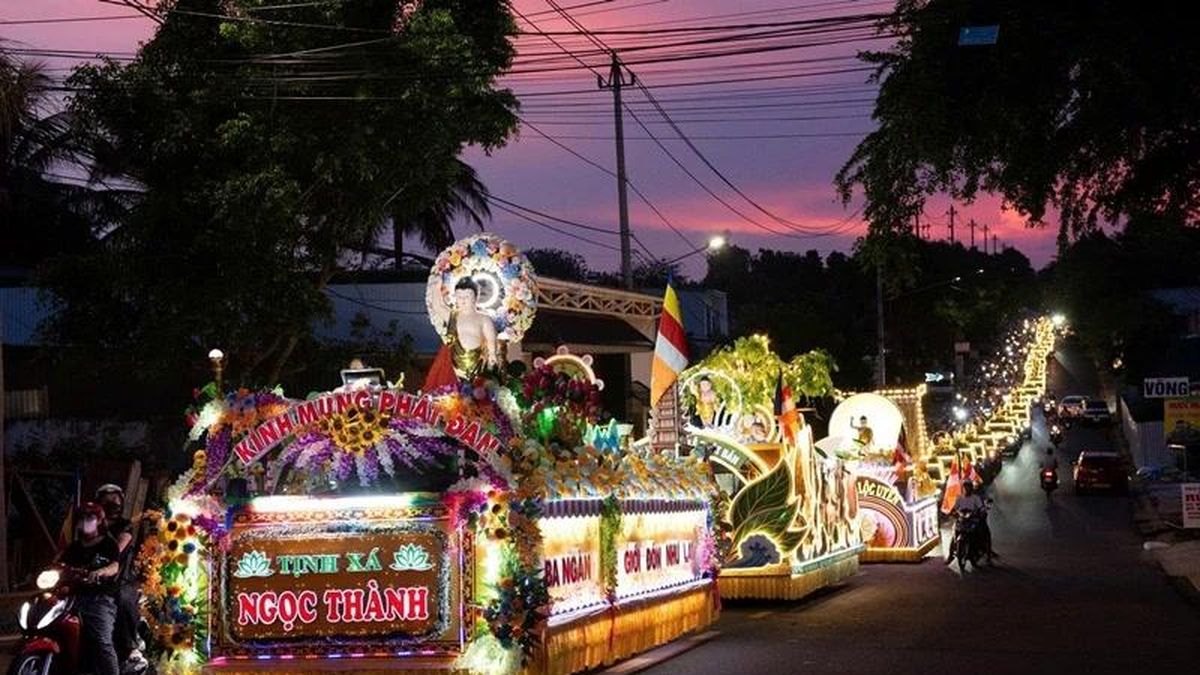Đắk Lắk: Đêm thứ 2 diễu hành xe hoa kính mừng Phật đản Phật lịch 2570 tại Buôn Ma Thuột - Giác ngộ
