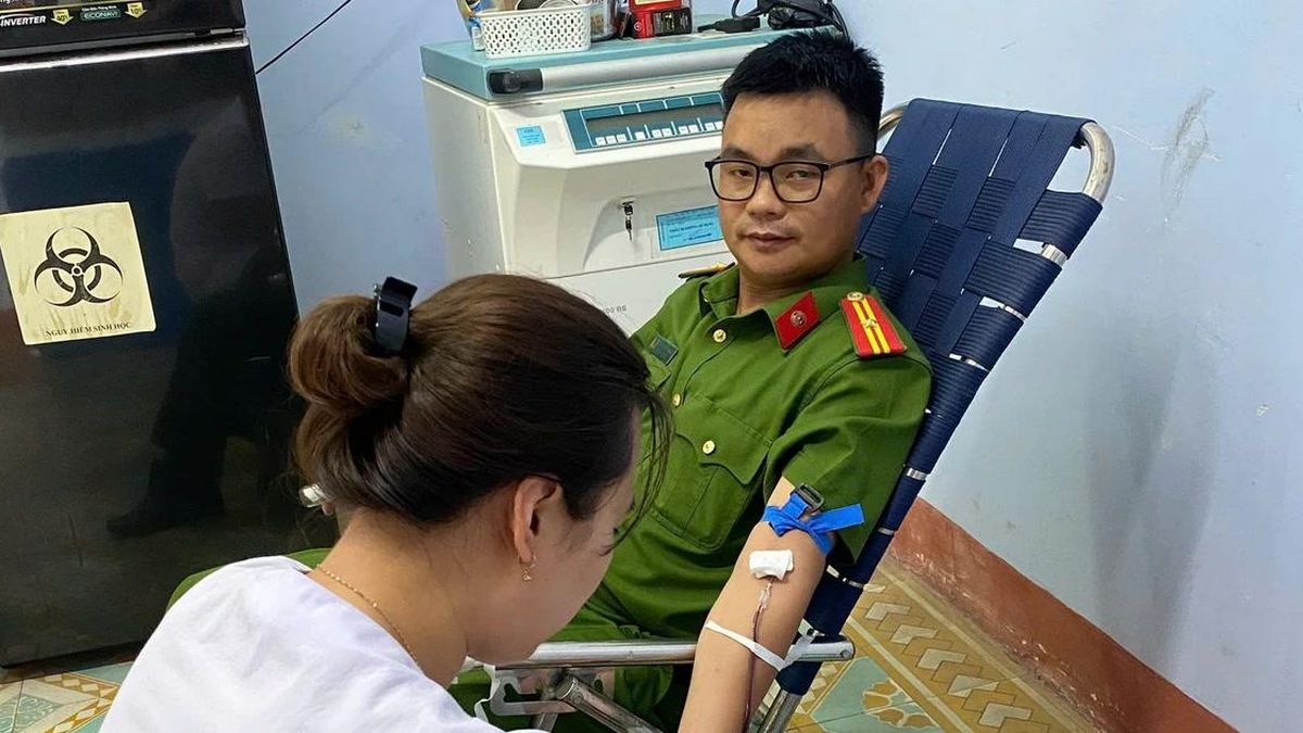 Cán bộ Công an tình nguyện hiến máu cứu giúp bệnh nhi đang cấp cứu - Báo Công An Nhân Dân