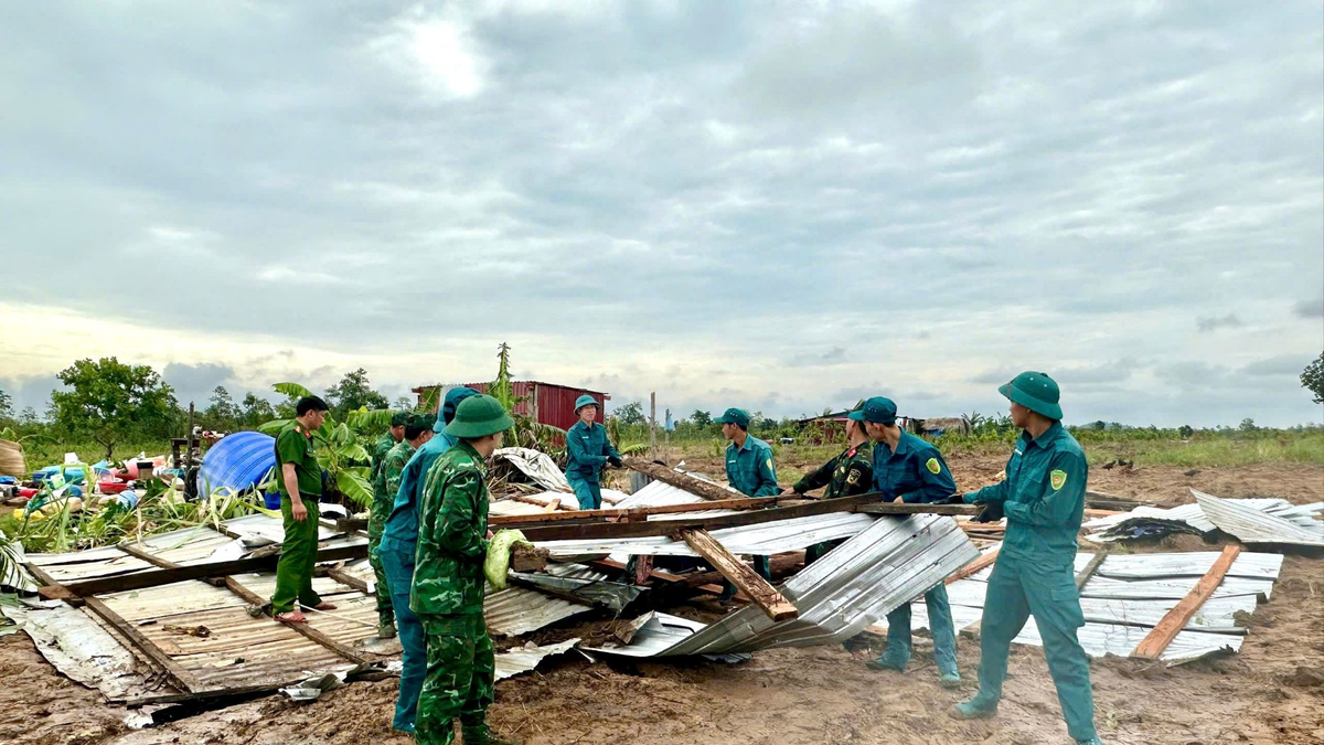 Đắk Lắk: Dông lốc sập nhà, Bộ đội Biên phòng giúp dân khắc phục - Báo Quân Đội Nhân Dân