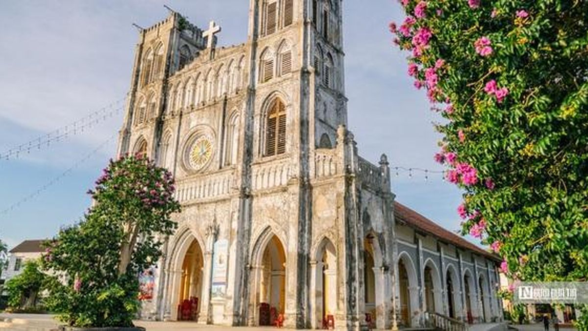 Khám phá Thánh đường Gothic 130 năm tuổi, nơi lưu giữ cuốn sách chữ Quốc ngữ đầu tiên tại Việt Nam - Tạp chí Người Đưa Tin