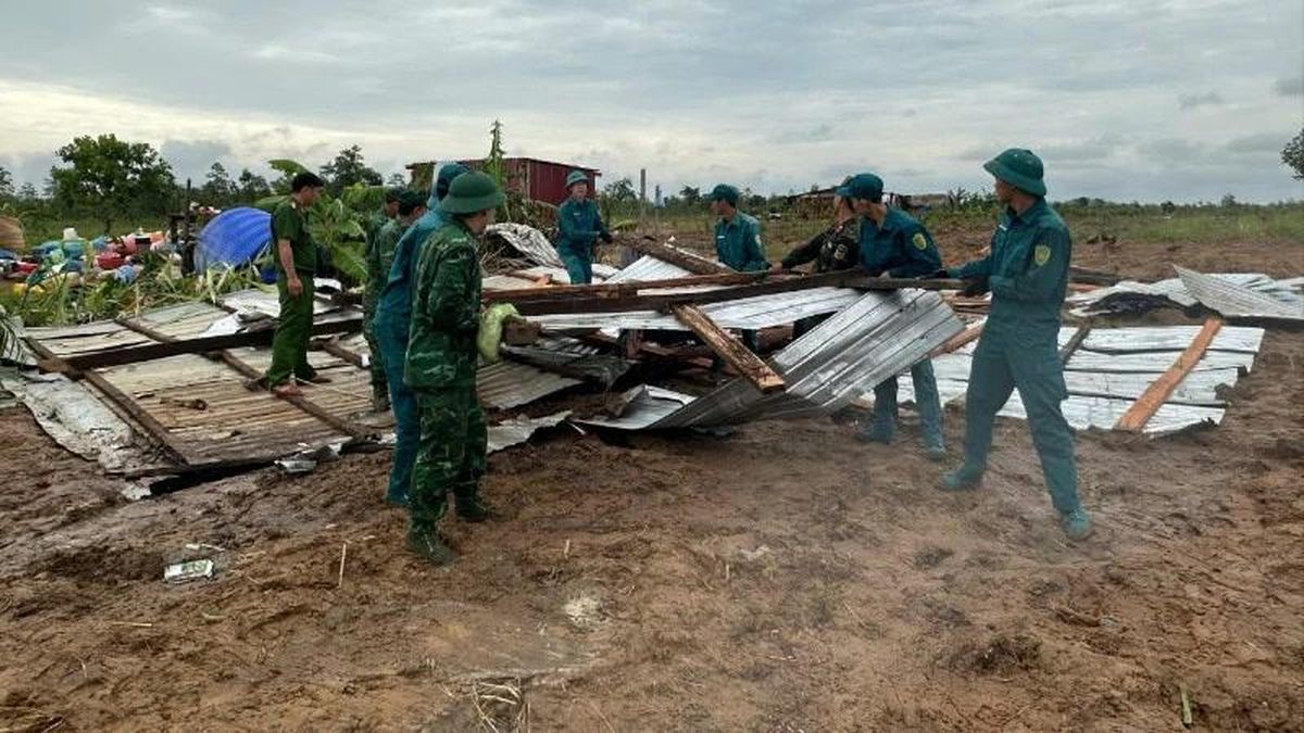 Bộ đội Biên phòng và các lực lượng giúp dân khắc phục hậu quả giông lốc tại xã biên giới Ia Lốp - Báo Nhân Dân