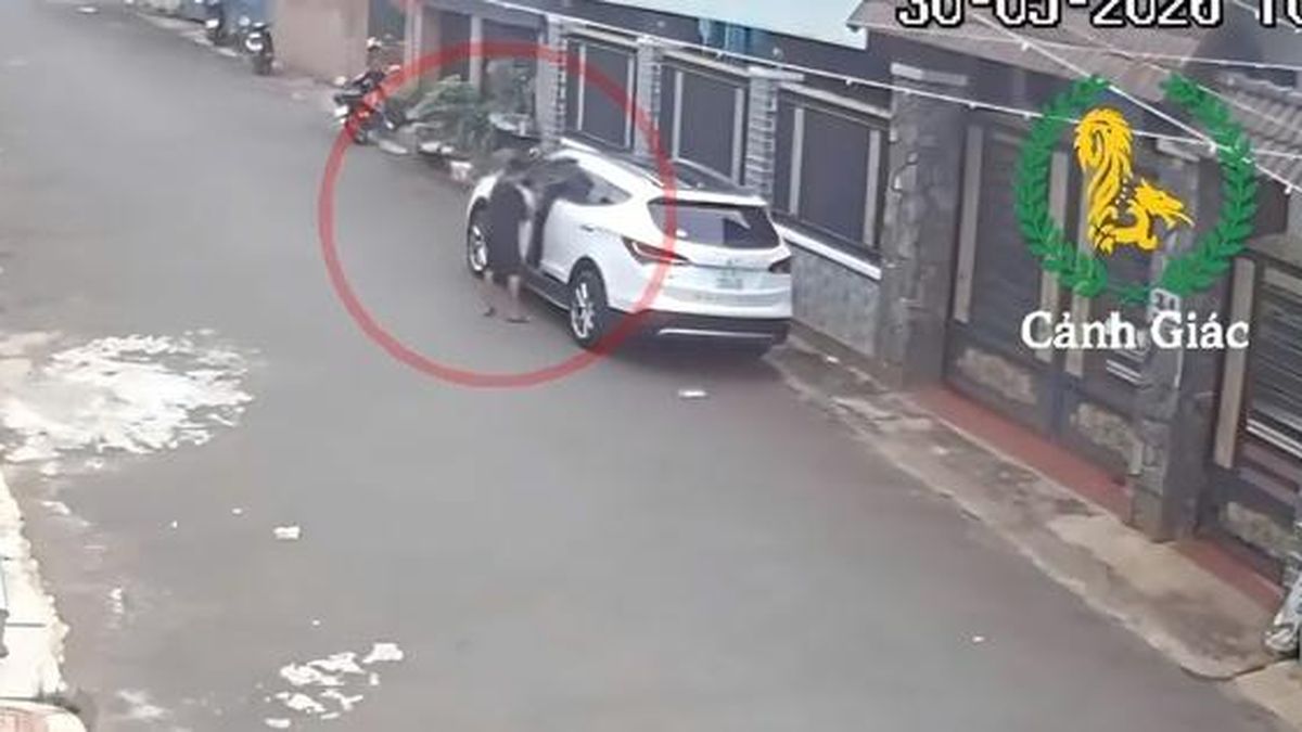 CLIP: Thót tim với bé trai 12 tuổi lái ô tô qua nhiều hẻm - Báo Người Lao Động