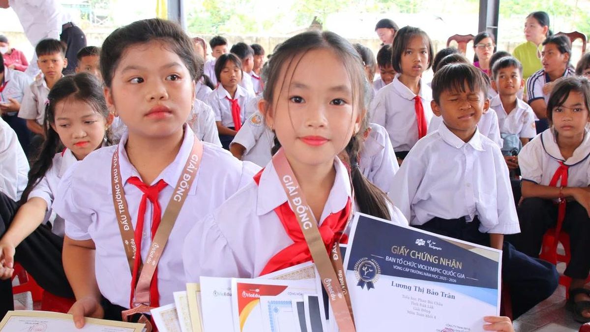 Vừa trông em, cô học trò lớp 4 người Thái vẫn giành 12 giải thưởng - Báo Giáo Dục & Thời Đại