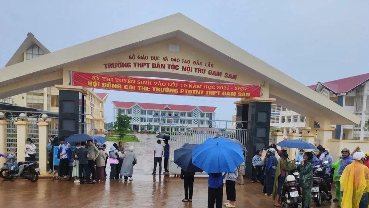 Hơn 3.300 thí sinh 'đội mưa' làm thủ tục dự thi vào lớp 10 tại Đắk Lắk - Báo Giáo Dục & Thời Đại