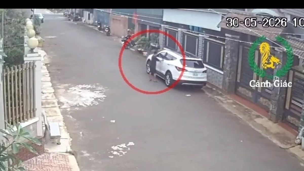 Chủ xe quên chìa khóa, bé trai 12 tuổi lái ô tô rời đi khiến nhiều người thót tim - Báo Lào Cai