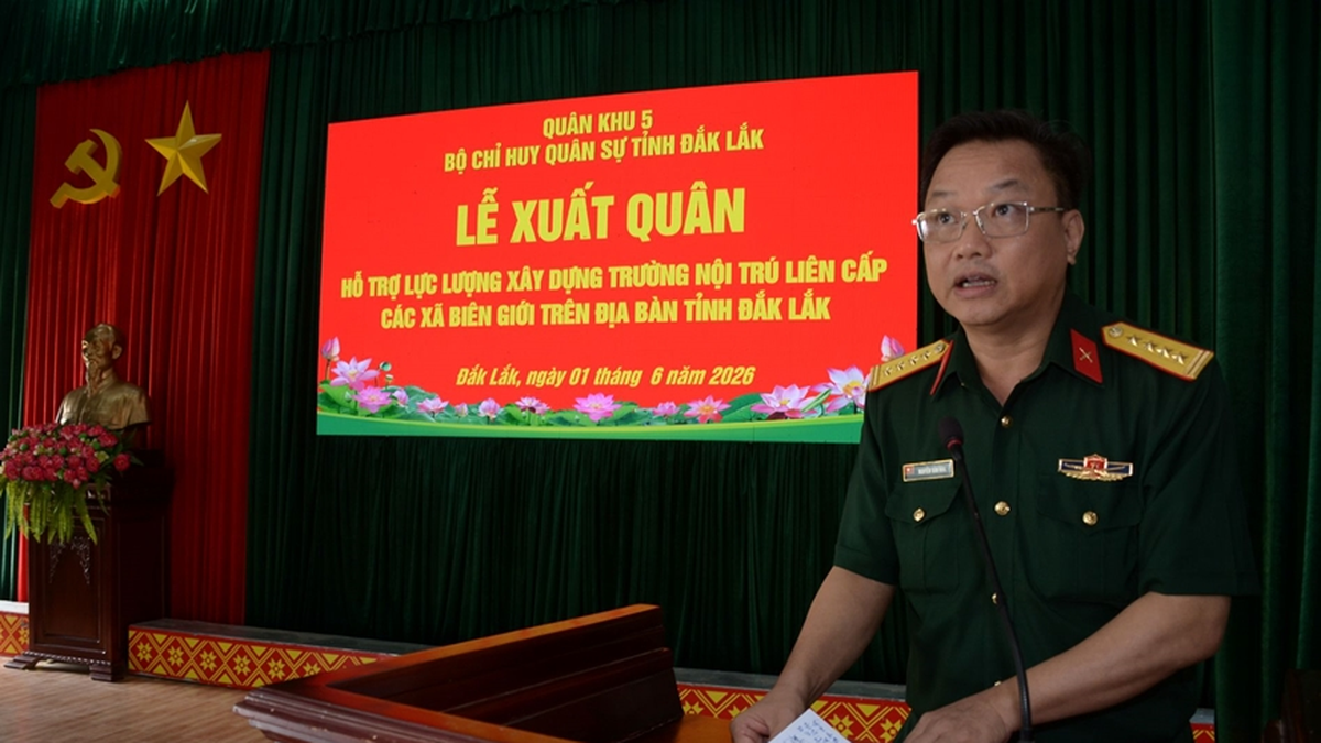 Bộ CHQS tỉnh Đắk Lắk xuất quân tham gia xây dựng các trường nội trú liên cấp trên tuyến biên giới - Báo Quân Đội Nhân Dân