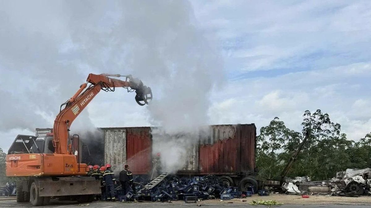 Cháy xe đầu kéo chở gần 2.500 két bia, thiệt hại tiền tỷ - Báo Tiền Phong
