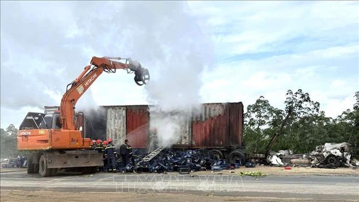 Cháy xe đầu kéo, thiệt hại lớn về tài sản - Báo Tin Tức TTXVN