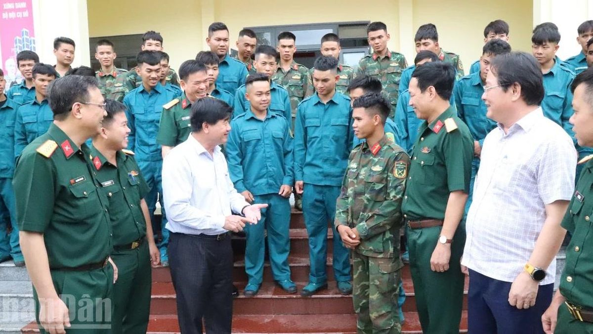 [Ảnh] Bộ đội tham gia hỗ trợ xây dựng trường nội trú liên cấp các xã biên giới ở Đắk Lắk - Báo Nhân Dân