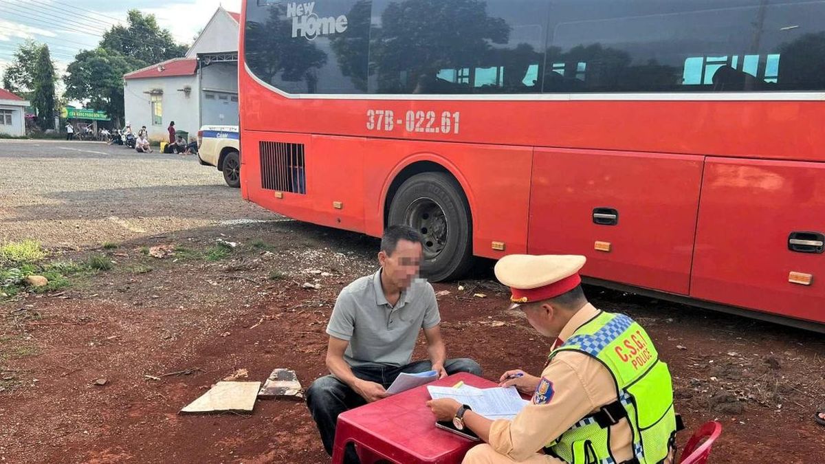 Tài xế 'thở ra cồn' vẫn cầm lái chở 38 khách - Báo Tiền Phong