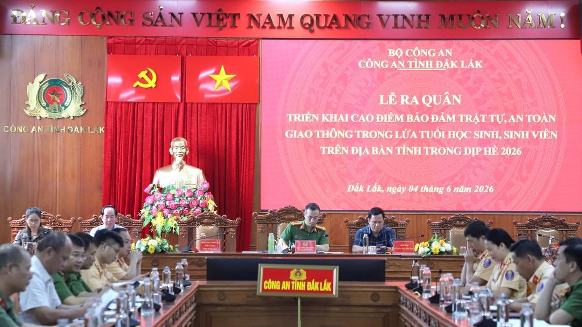Công an Đắk Lắk ra quân cao điểm bảo đảm an toàn giao thông cho học sinh dịp hè 2026 - Báo Xây Dựng