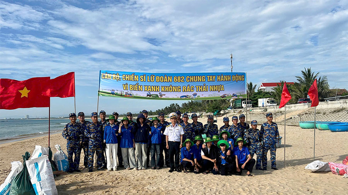 Lữ đoàn 682 (Vùng 4 Hải quân) hưởng ứng Ngày Môi trường thế giới - Báo Quân Đội Nhân Dân