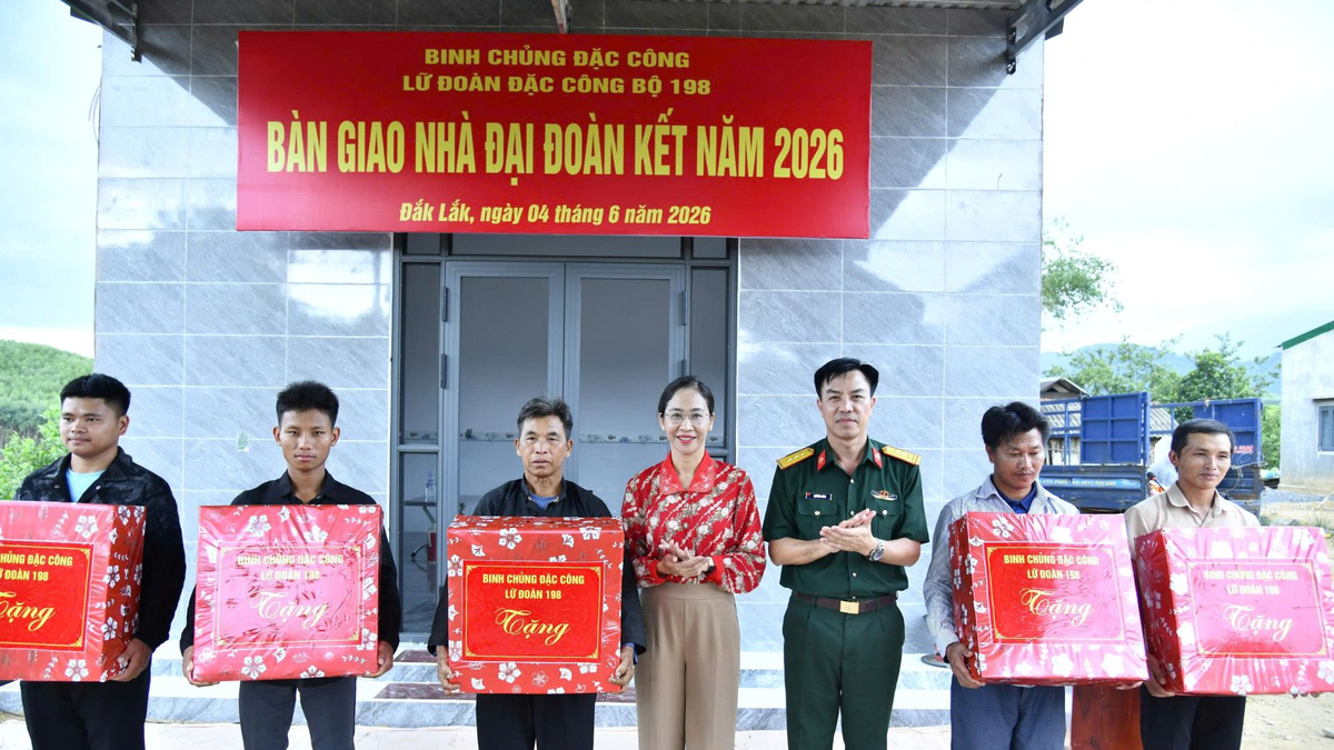 Lữ đoàn Đặc công bộ 198 bàn giao 5 căn nhà Đại đoàn kết tặng các hộ dân có hoàn cảnh khó khăn - Báo Quân Đội Nhân Dân