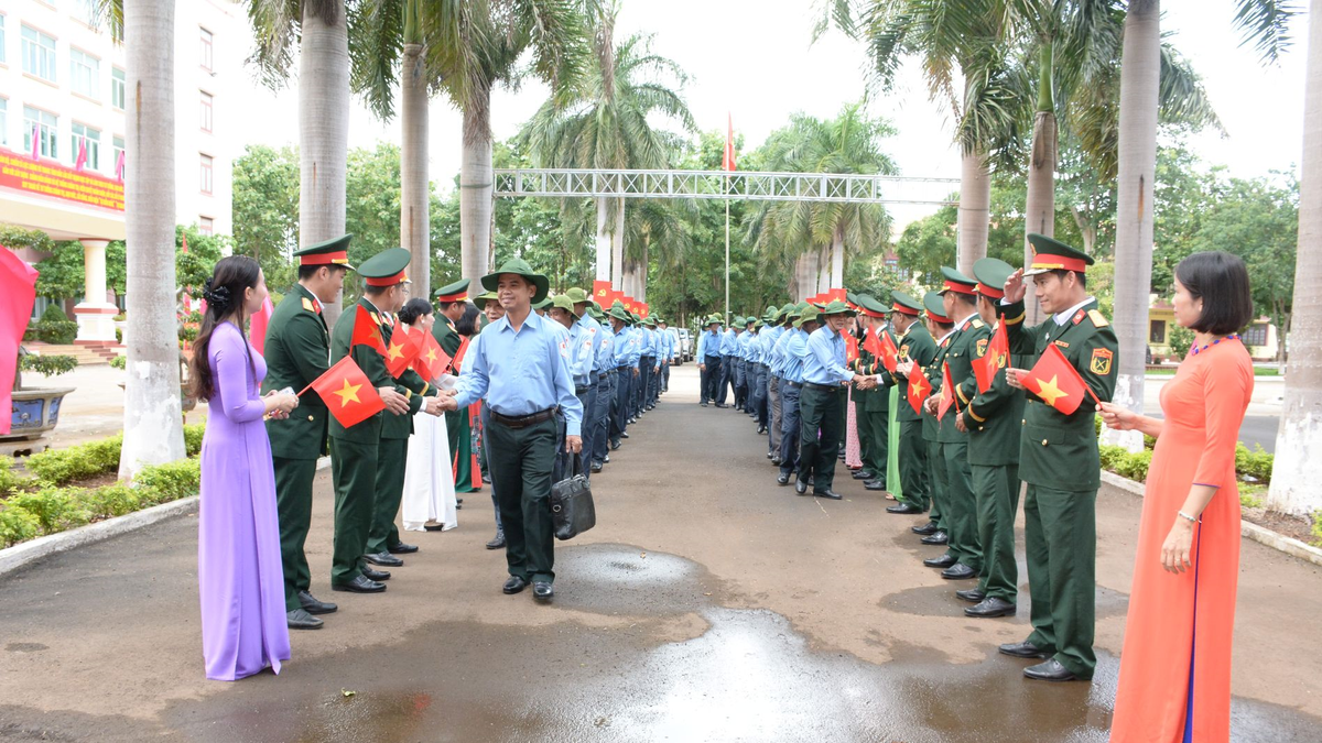 Đắk Lắk: Đón Đội K51 hoàn thành xuất sắc nhiệm vụ tìm kiếm, quy tập hài cốt liệt sĩ tại Campuchia - Báo Quân Đội Nhân Dân