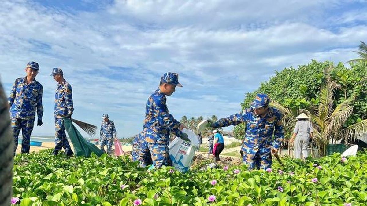 Đông đảo cán bộ, chiến sĩ Hải quân tham gia làm sạch bãi biển ở Đắk Lắk - Báo Sức Khỏe & Đời Sống