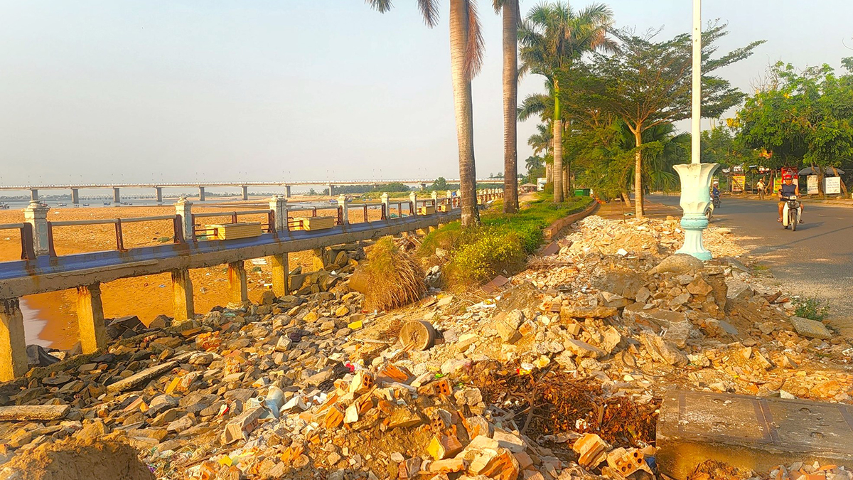 Đắk Lắk: Tuyến kè Bạch Đằng xuống cấp nghiêm trọng - Báo Quân Đội Nhân Dân