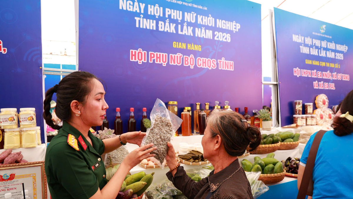 Ấn tượng gian hàng 'khởi nghiệp' của chị em phụ nữ Bộ CHQS tỉnh Đắk Lắk - Báo Quân Đội Nhân Dân