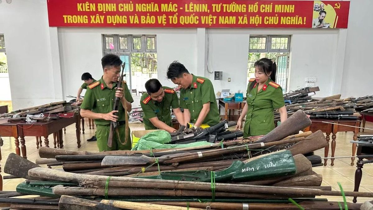 Hiểm họa khôn lường từ thói quen tàng trữ vũ khí trong nhà - Báo Công An Nhân Dân