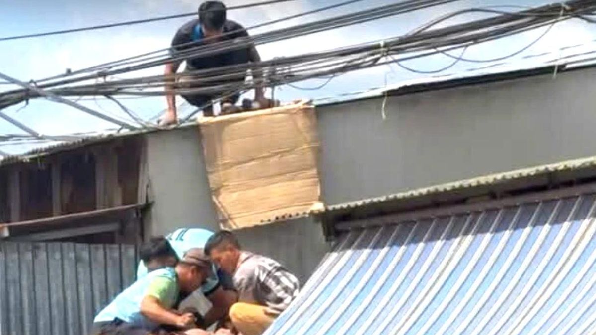 Leo lên mái nhà lắp biển quảng cáo, 2 người bị điện giật - Báo Công An Nhân Dân