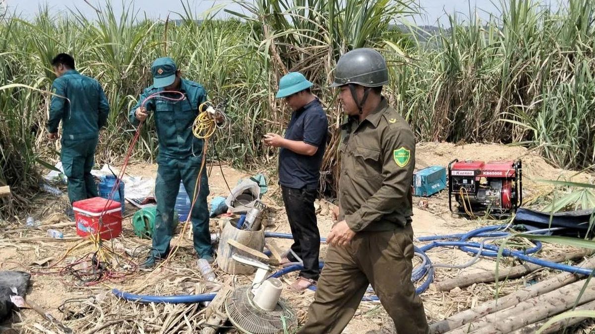 Phát hiện máy móc nghi phục vụ khai thác vàng tại khu đất của cán bộ công an xã - Báo Tiền Phong