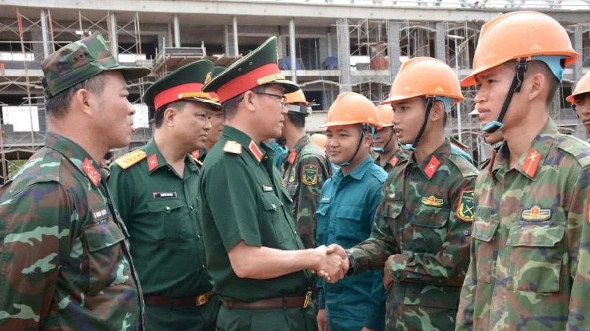 Chính ủy Quân khu 5 thăm, động viên bộ đội tăng cường, hỗ trợ thi công, xây dựng trường liên cấp trên tuyến biên giới tỉnh Đắk Lắk - Báo Nhân Dân