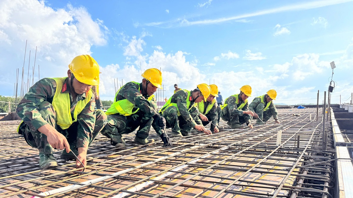 Giúp dân xây trường nơi biên giới - Báo Quân Đội Nhân Dân