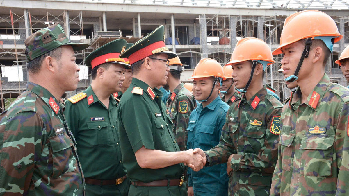 Chính ủy Quân khu 5 kiểm tra công tác thi công, xây dựng trường liên cấp trên tuyến biên giới - Báo Quân Đội Nhân Dân