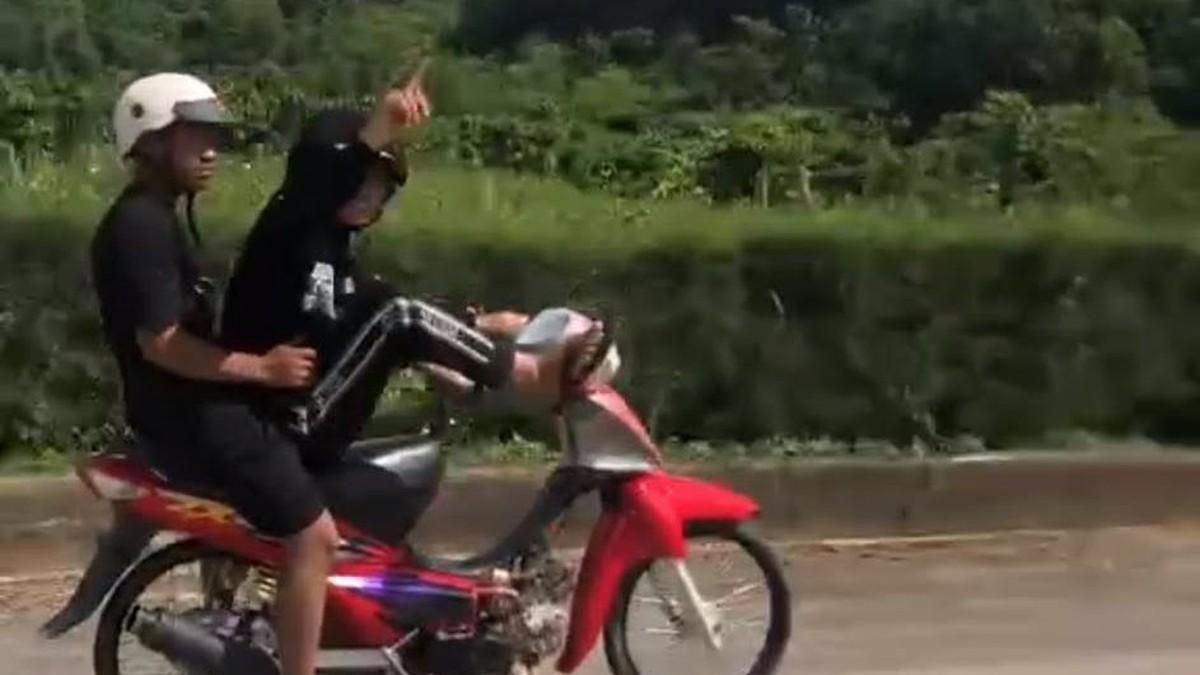 Đăng clip lái xe máy bằng chân lên mạng xã hội, nam thanh niên bị tịch thu phương tiện