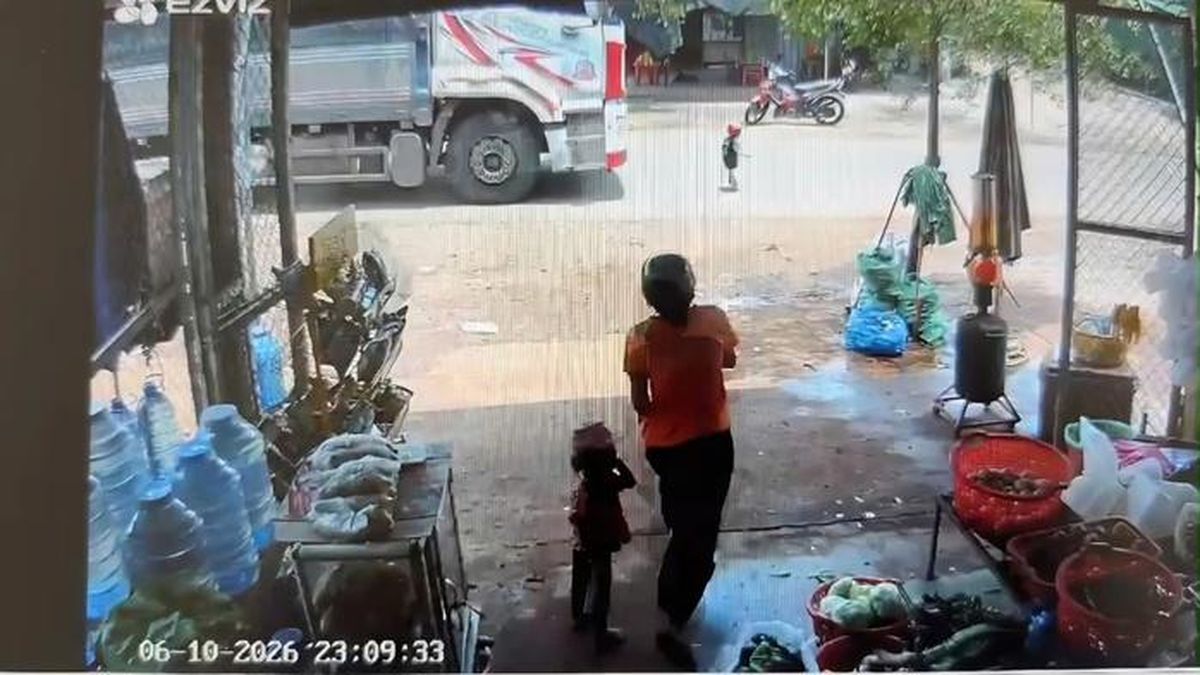 Bé trai 3 tuổi bị xe tải tông tử vong khi chạy qua đường - Báo Người Lao Động