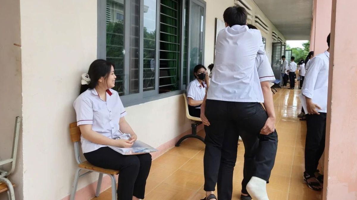 Thí sinh bị tai nạn đến điểm thi bằng 'đôi chân' của bạn - Báo Giáo Dục & Thời Đại