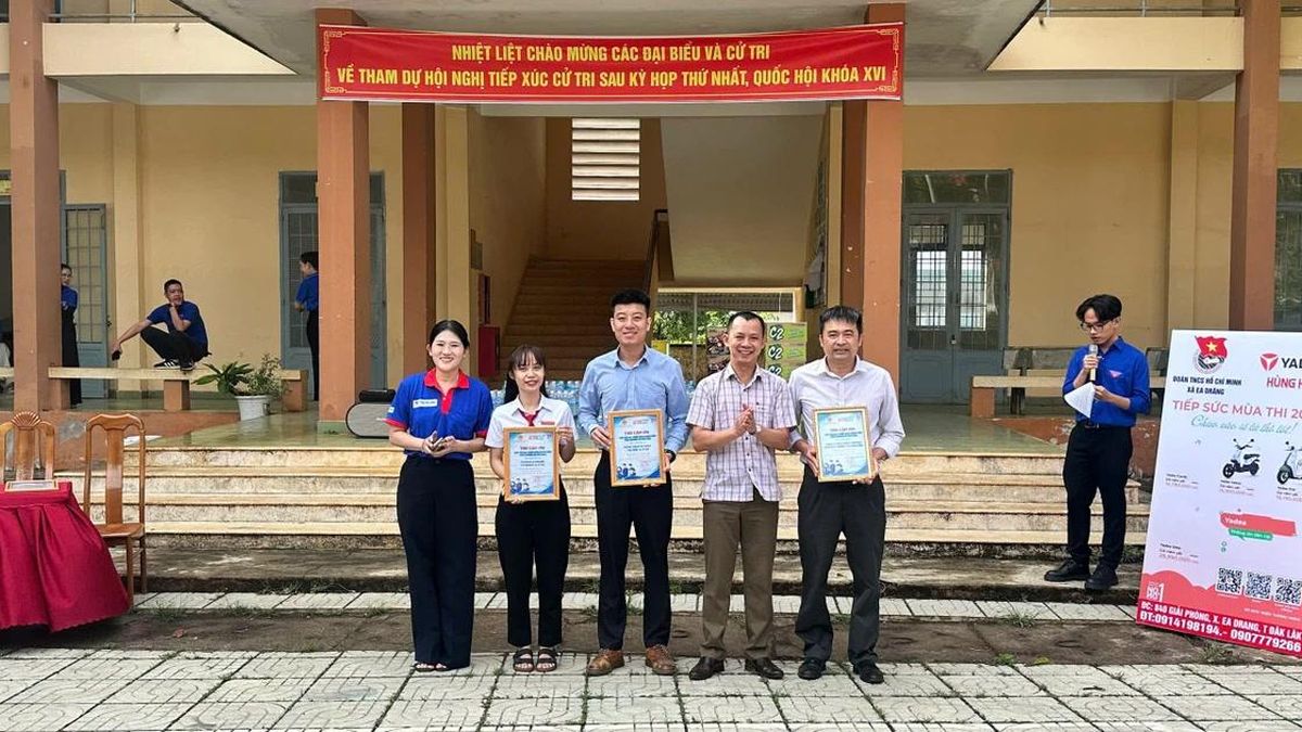 Sĩ tử Đắk Lắk ấm lòng với suất cơm miễn phí từ các y, bác sĩ - Báo Giáo Dục & Thời Đại