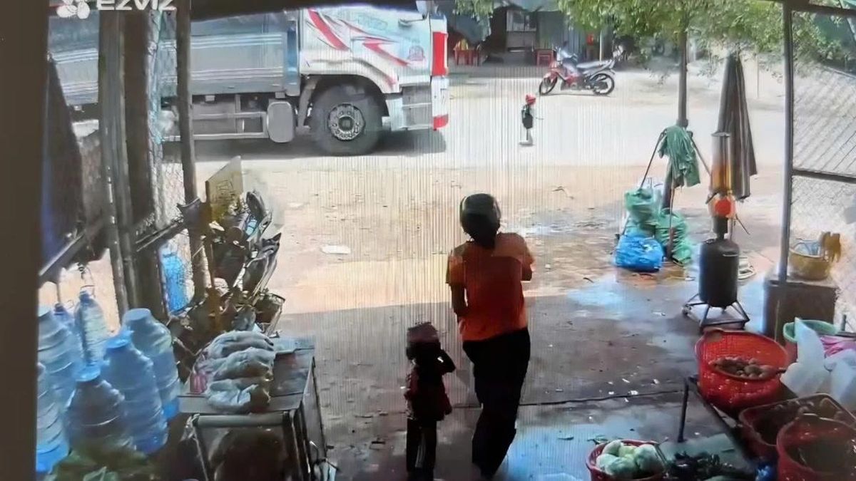 Chạy qua đường, bé trai 3 tuổi bị xe tải tông tử vong - Báo Tiền Phong