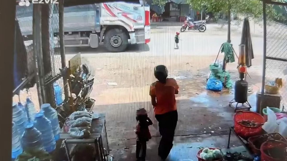 Bé trai 3 tuổi băng qua đường, bị xe tải tông tử vong - Báo VietnamNet
