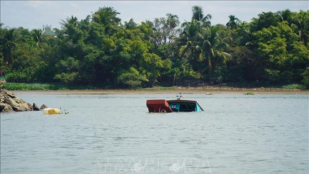 Nước sông dâng cao sau mưa lớn, hai vợ chồng đánh cá tử vong do lật thuyền - Báo Tin Tức TTXVN