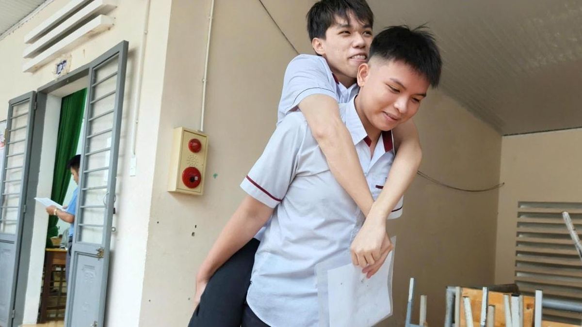Cõng bạn đến phòng thi - Đại Biểu Nhân Dân