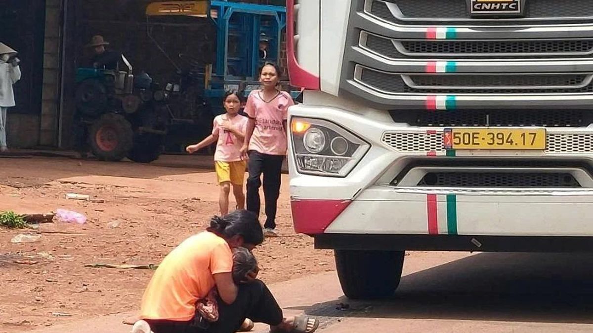 Mẹ bất cẩn để con chạy qua đường, bé trai 3 tuổi bị xe tải cán tử vong - Báo Công An Nhân Dân