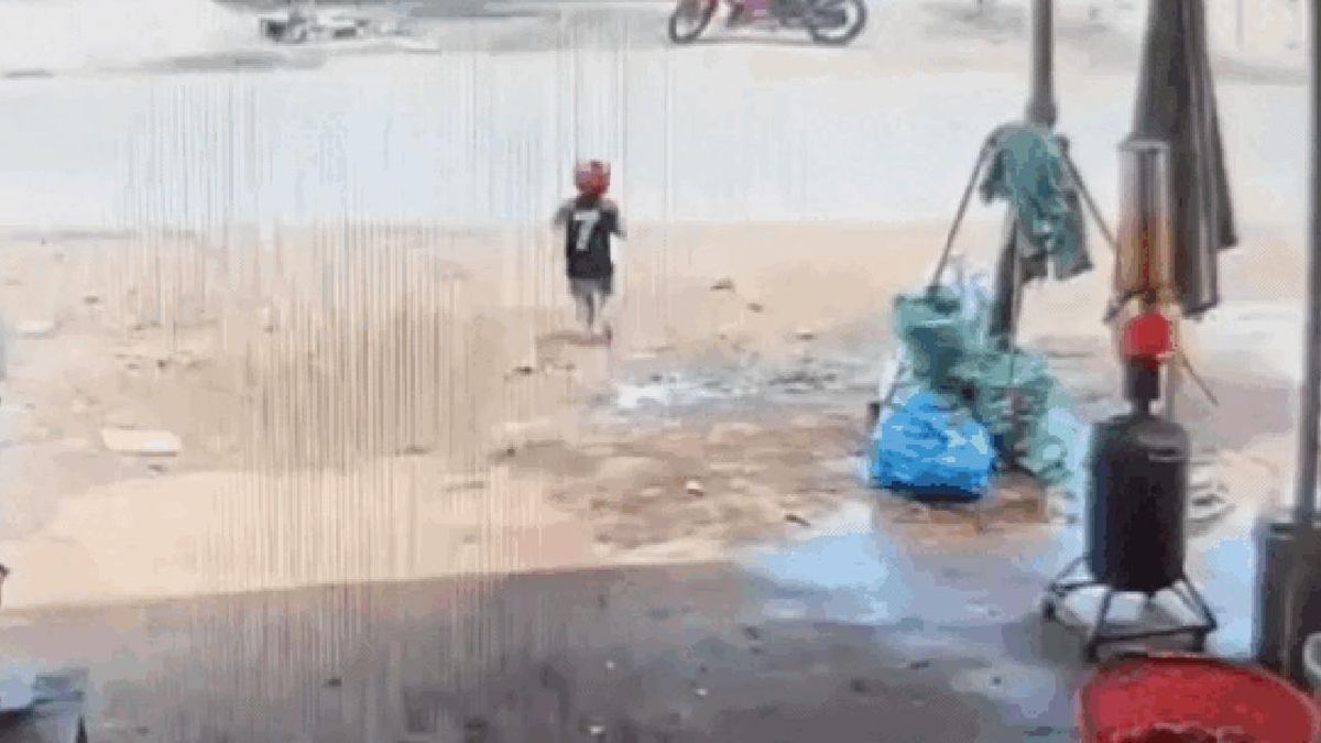 Xót xa cảnh cháu bé 3 tuổi bị xe tải tông tử vong khi đột ngột băng qua đường - Chuyên trang Gia Đình & Xã Hội - Báo Sức khỏe & Đời sống