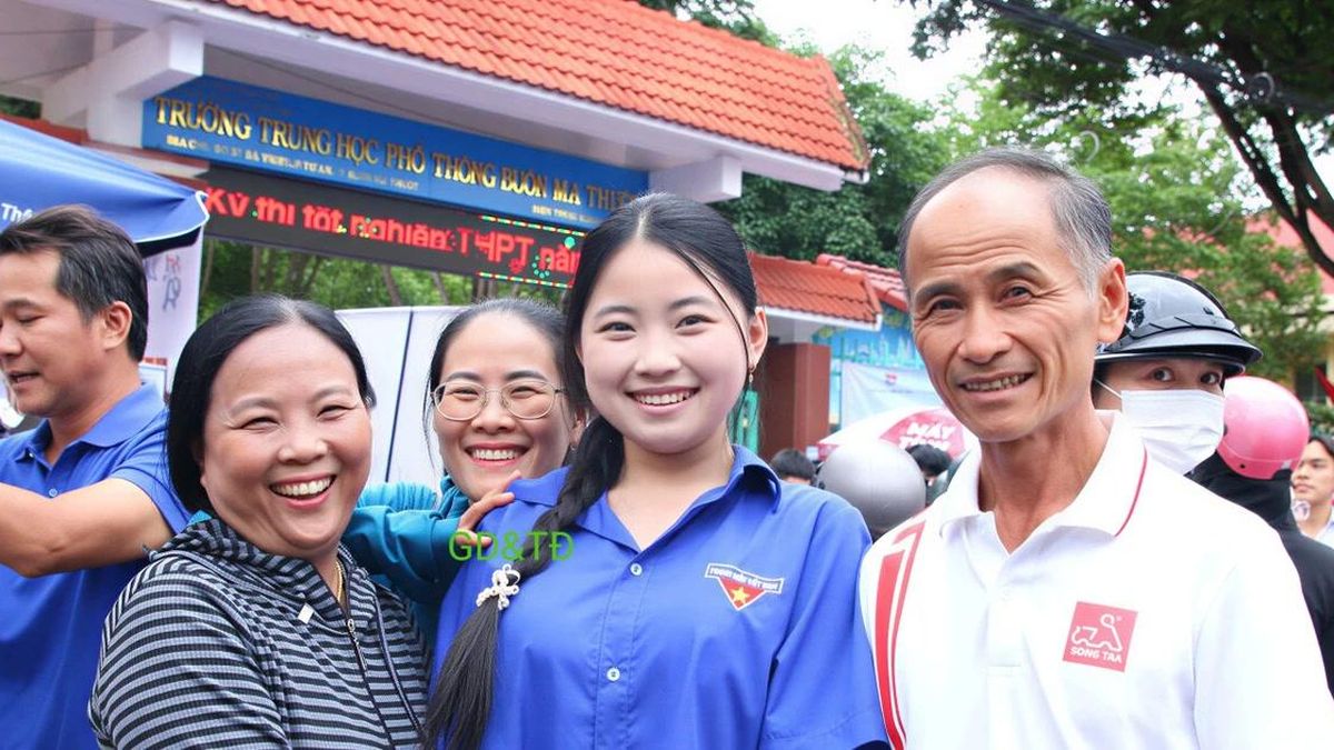 Vượt gần 400km, ông bà vào Đắk Lắk cổ vũ cháu ngoại thi tốt nghiệp THPT - Báo Giáo Dục & Thời Đại