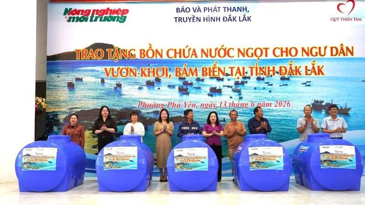 Trao tặng 260 bồn chứa nước ngọt cho ngư dân Đắk Lắk vươn khơi bám biển - Báo Nhân Dân