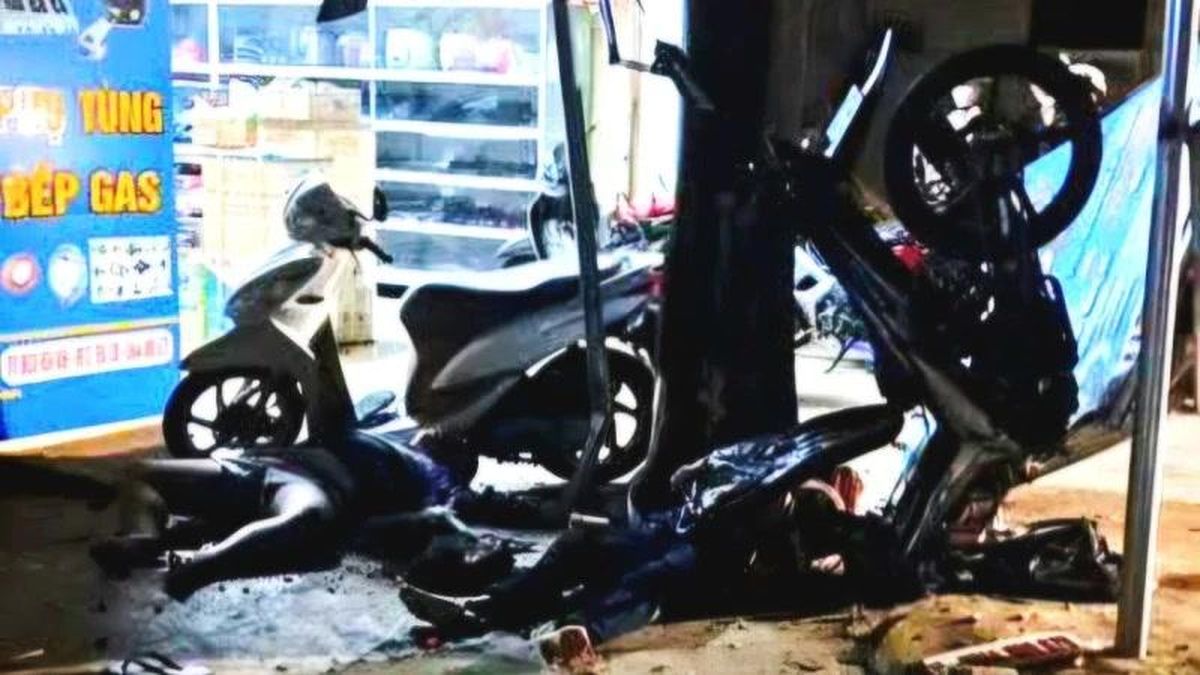 Đắk Lắk: Xe máy lao vào gốc cây ven đường khiến 1 người tử vong, 1 người bị thương nặng - Báo Nhân Dân