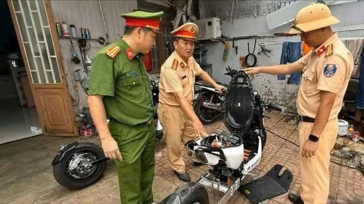 Cục CSGT cảnh báo nguy hiểm từ hành vi độ, chế xe điện - Đài Phát thanh và truyền hình Hà Nội