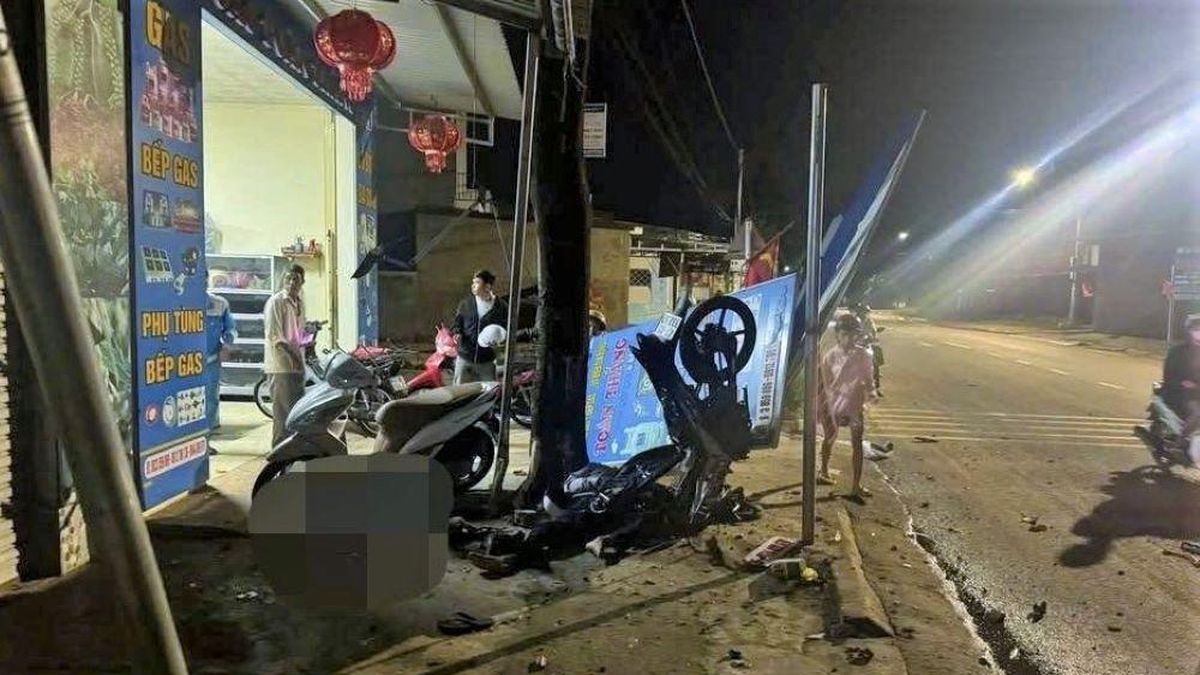 Xe máy tông vào gốc cây bên đường, hai thanh niên ở Đắk Lắk thương vong - Báo VTC News